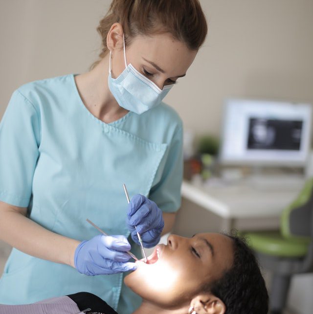 Ile-kosztuje-wybielanie-zębów-u-dentysty