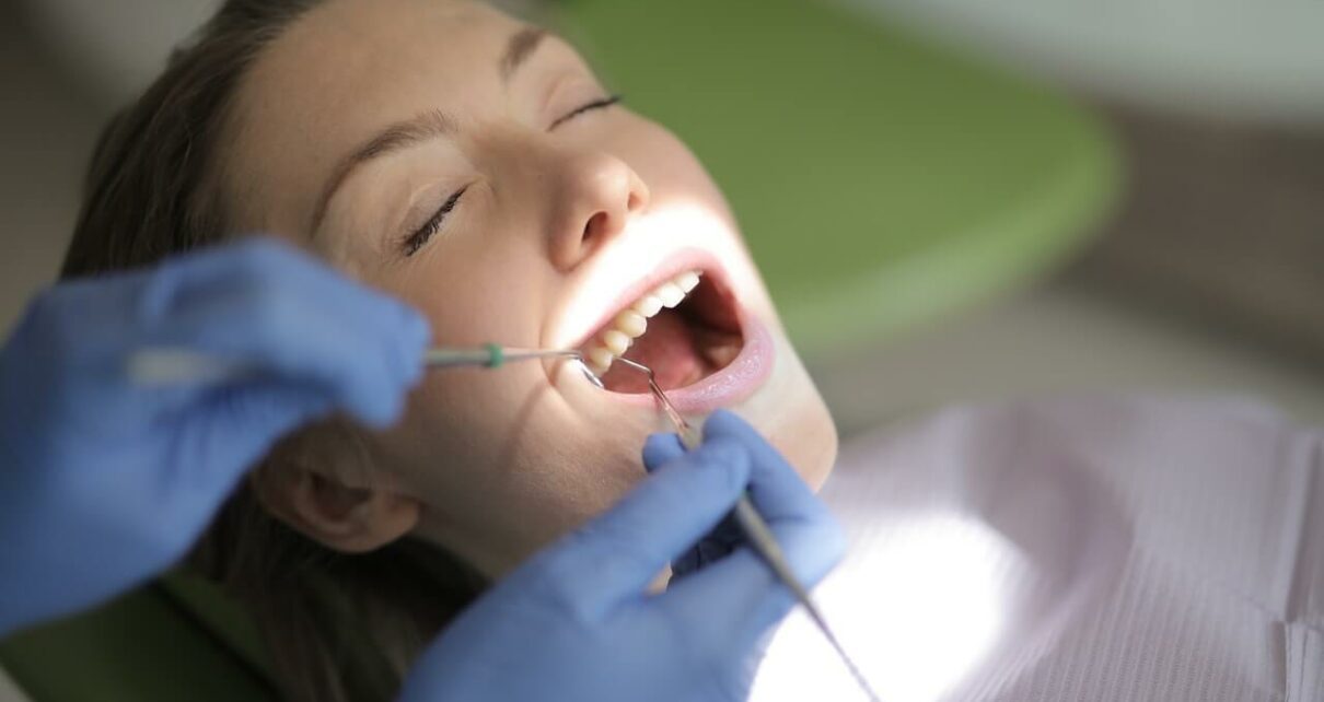 Przez co jest wywołana próchnica zębów?